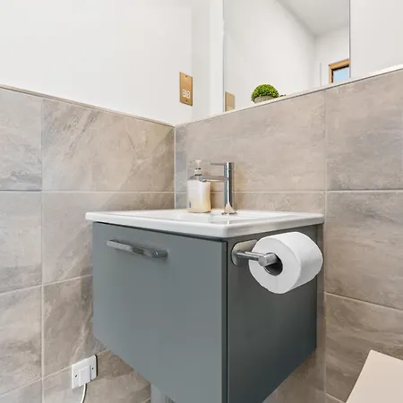 Flat With Gym & Parking- Sleeps 8 - Close To Minister